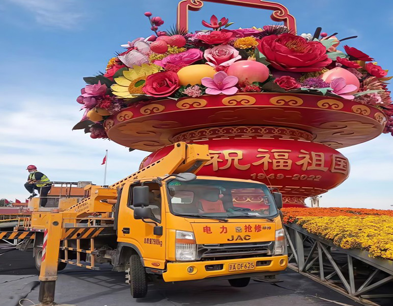京展高科升降车助力在北京广场花篮安装